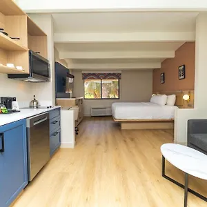 Ramada By Wyndham Orlando South Hotel